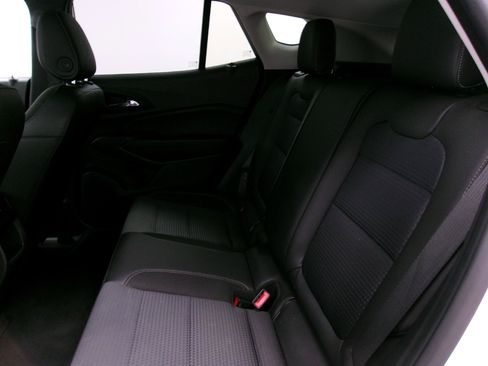 Used 2025 Chevrolet Trax LT FWD image 8