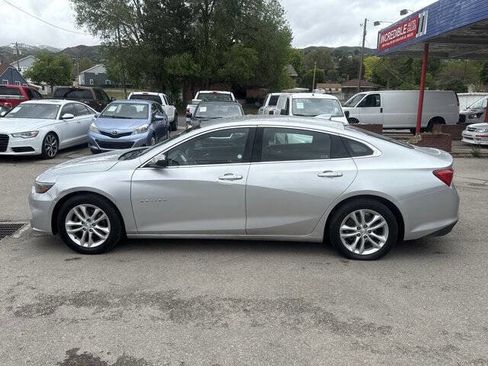 Used 2017 Chevrolet Malibu LT FWD image 3