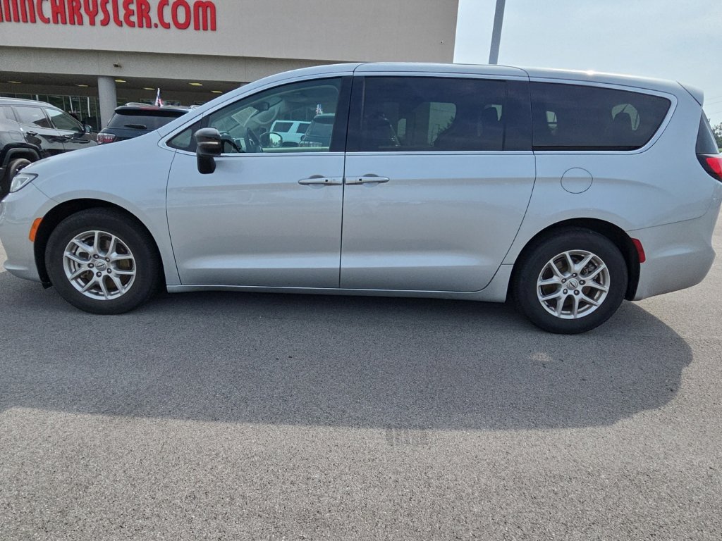 Used 2024 Chrysler Pacifica Touring-L FWD image 8