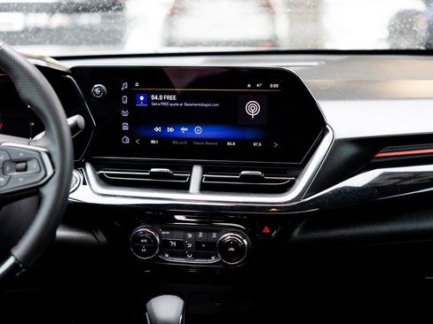 Used 2025 Chevrolet Trax RS w/ Sunroof Package FWD image 22