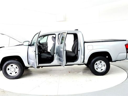 Used 2022 Toyota Tacoma SR image 10