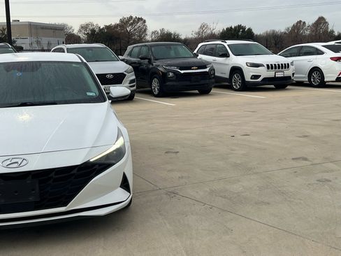 Used 2021 Hyundai Elantra SEL w/ Convenience Package image 3