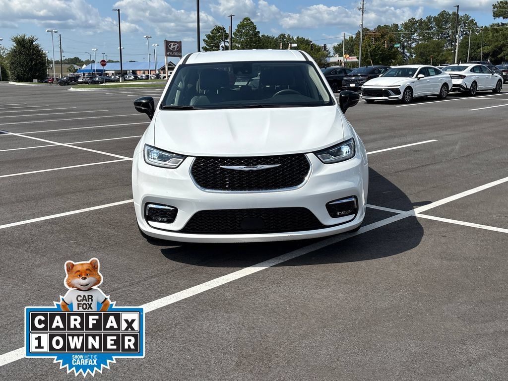 Used 2024 Chrysler Pacifica Touring-L FWD image 2