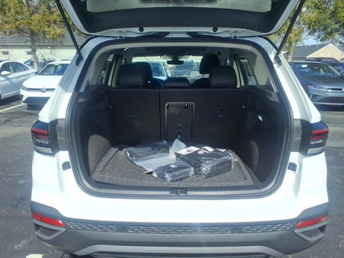 New 2026 Volkswagen Taos SE AWD/4WD image 8