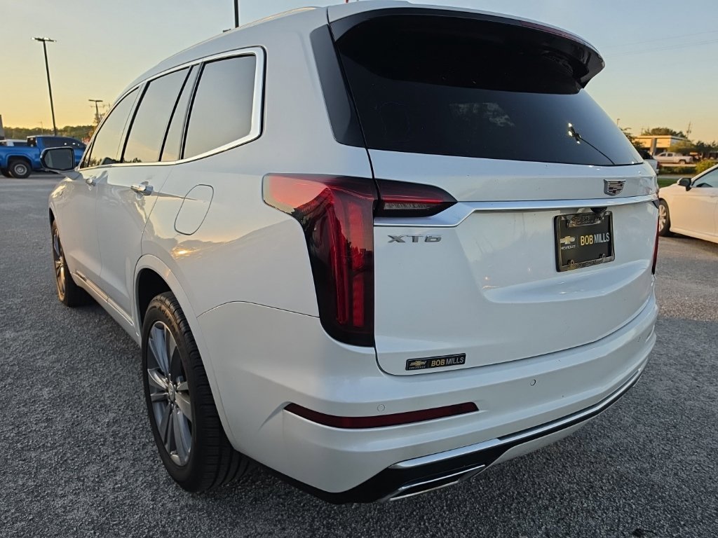 Used 2022 Cadillac XT6 Premium Luxury FWD image 2