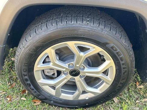 New 2025 Jeep Compass Latitude image 14