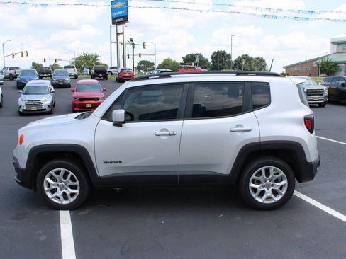 Used 2018 Jeep Renegade Latitude w/ Cold Weather Group AWD/4WD image 5