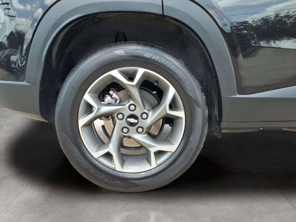 Used 2025 Chevrolet Trax LT FWD image 20