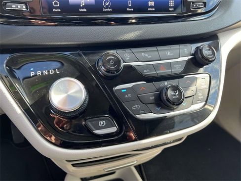 Used 2023 Chrysler Pacifica Touring-L image 21