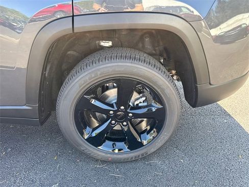 New 2025 Jeep Grand Cherokee Altitude image 5