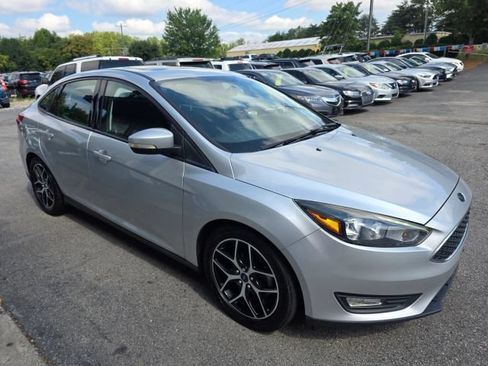 Used 2018 Ford Focus SEL FWD image 3