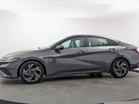 Used 2025 Hyundai Elantra Limited FWD image 3
