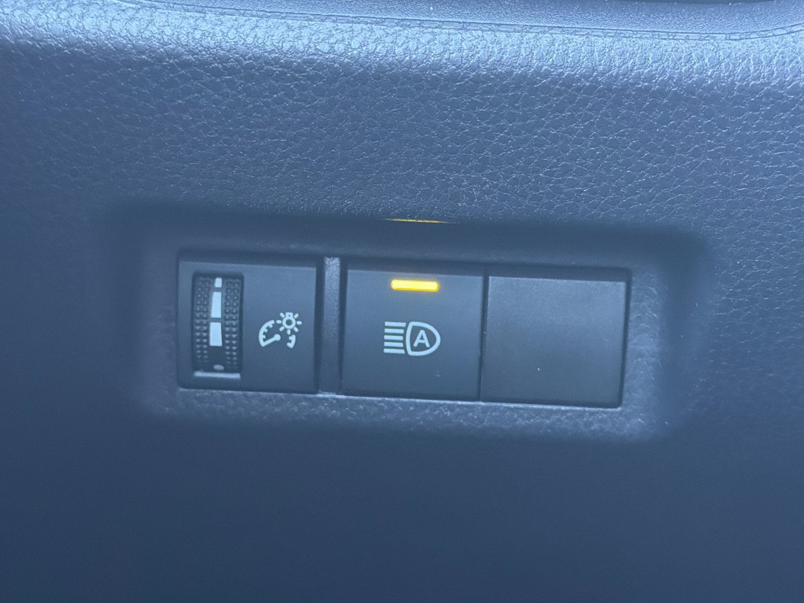 Used 2025 Toyota RAV4 XLE FWD image 32