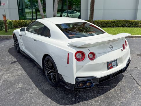 Used 2024 Nissan GT-R Premium w/ Premium Interior Package image 14