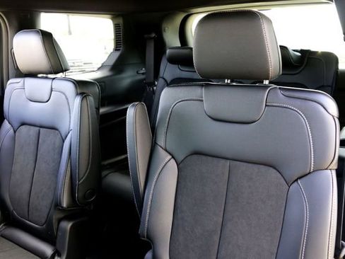 New 2025 Jeep Grand Cherokee L Altitude image 18