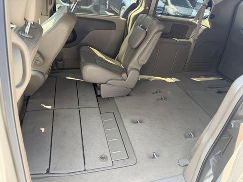 Used 2012 Chrysler Town & Country Touring-L w/ Entertainment Group #2 FWD image 10
