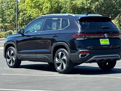 Used 2025 Volkswagen Taos SE AWD/4WD image 3