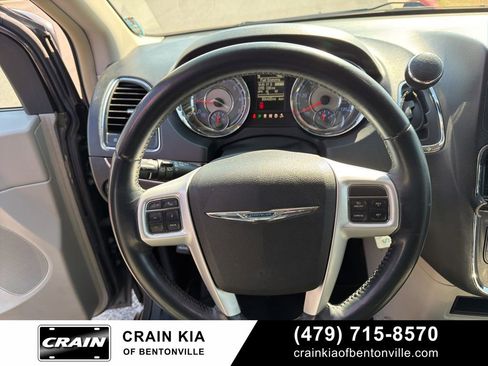 Used 2016 Chrysler Town & Country Touring image 18