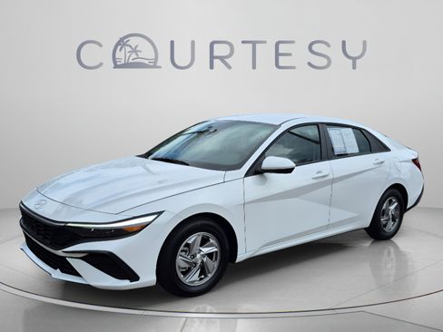 Used 2025 Hyundai Elantra SE FWD image 1