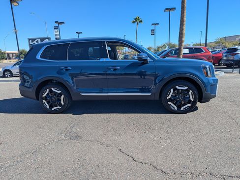 New 2025 Kia Telluride EX image 2