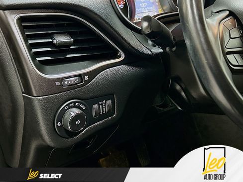 Used 2020 Jeep Cherokee Trailhawk w/ Cold Weather Group image 10