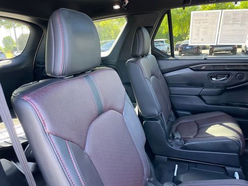 Certified 2025 Honda Pilot Black Edition image 39