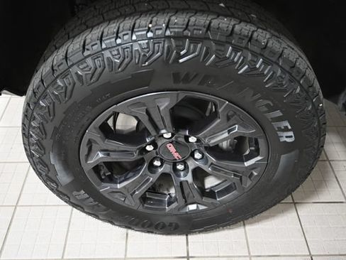 Used 2024 GMC Canyon Elevation w/ Elevation Premium Package AWD/4WD image 19
