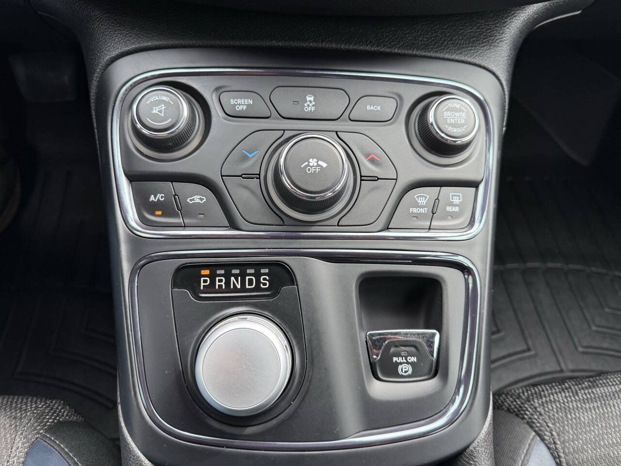 Used 2017 Chrysler 200 S FWD image 18