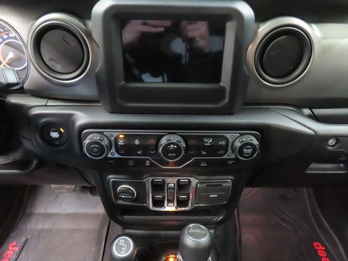 Used 2021 Jeep Gladiator Sport image 14