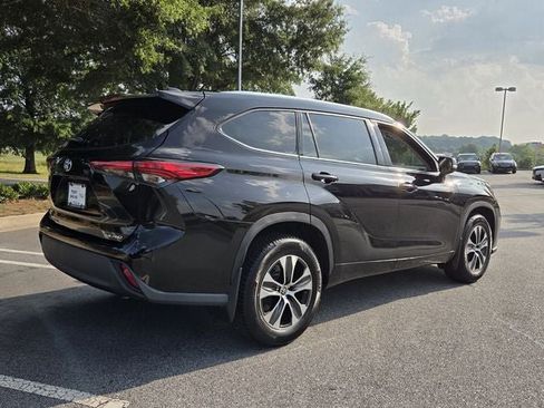 Used 2021 Toyota Highlander XLE AWD/4WD image 8
