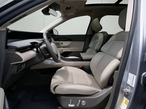 Used 2025 Lincoln Nautilus Reserve AWD/4WD image 10