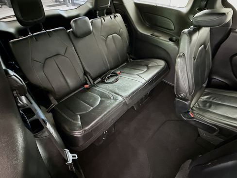 Used 2019 Chrysler Pacifica Touring-L Plus w/ Advanced Safetytec Group image 27