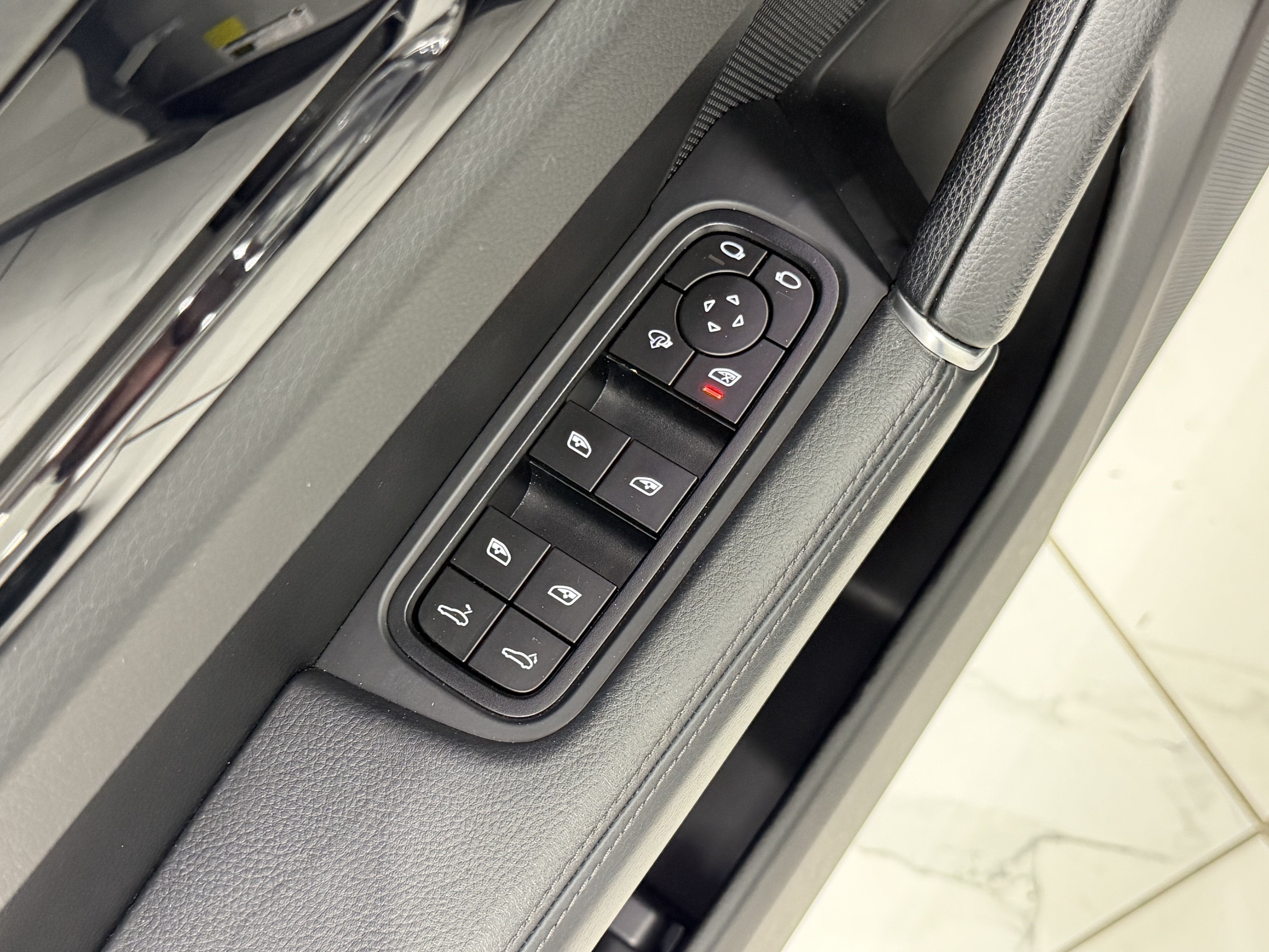 Certified 2023 Porsche Cayenne w/ Premium Package AWD/4WD image 28