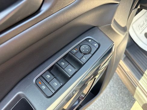 Used 2025 Nissan Pathfinder SV FWD image 18