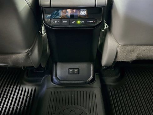 Used 2020 Toyota Highlander XLE FWD image 27