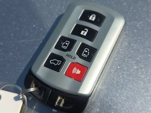 Used 2017 Toyota Sienna XLE w/ XLE Navigation Package FWD image 33