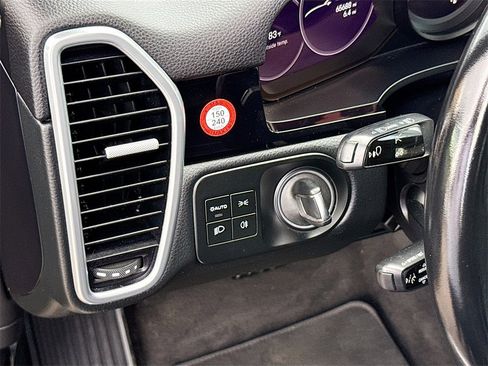 Used 2022 Porsche Cayenne Platinum Edition image 11
