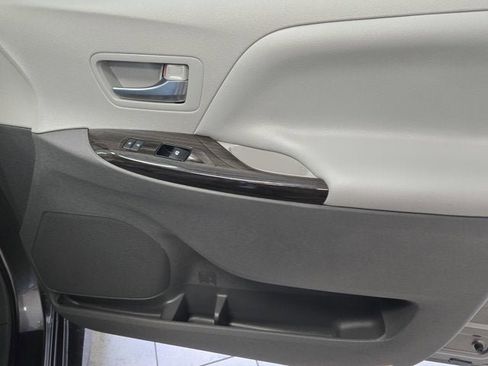 Used 2019 Toyota Sienna XLE Premium image 3