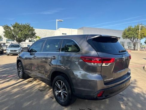 Used 2017 Toyota Highlander LE FWD image 7