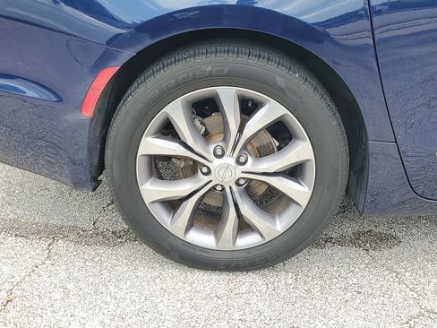 Used 2019 Chrysler Pacifica Limited w/ Tire & Wheel Group FWD image 5