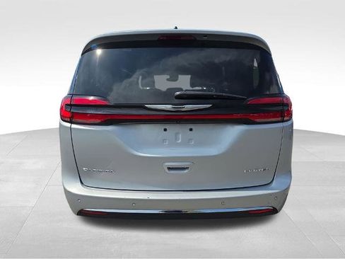 Used 2024 Chrysler Pacifica Limited FWD image 7