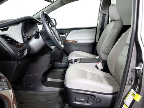 Used 2018 Toyota Sienna Limited image 23