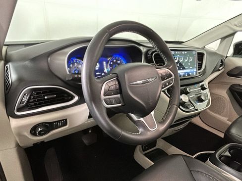 Used 2024 Chrysler Pacifica Touring-L FWD image 15