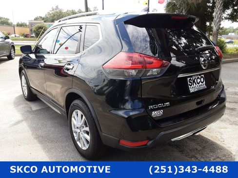 Used 2018 Nissan Rogue SV image 3
