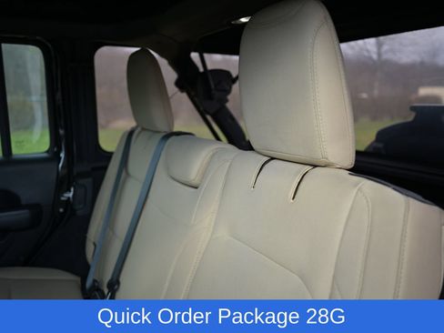 Used 2018 Jeep Wrangler Unlimited Sahara AWD/4WD image 16