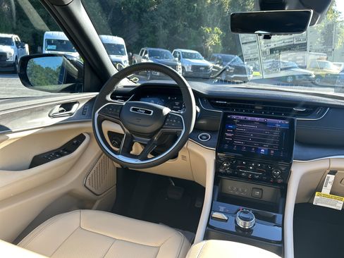 New 2025 Jeep Grand Cherokee Limited w/ Luxury Tech Group II image 33