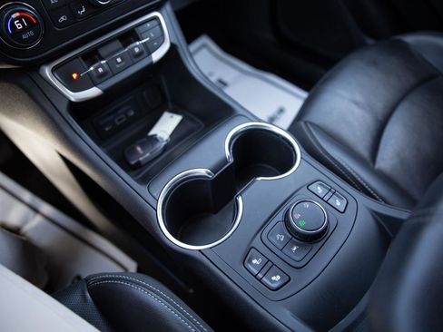 Used 2022 GMC Terrain SLT image 16