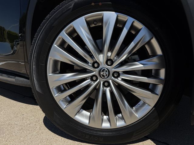 Used 2024 Toyota Highlander Platinum FWD image 9