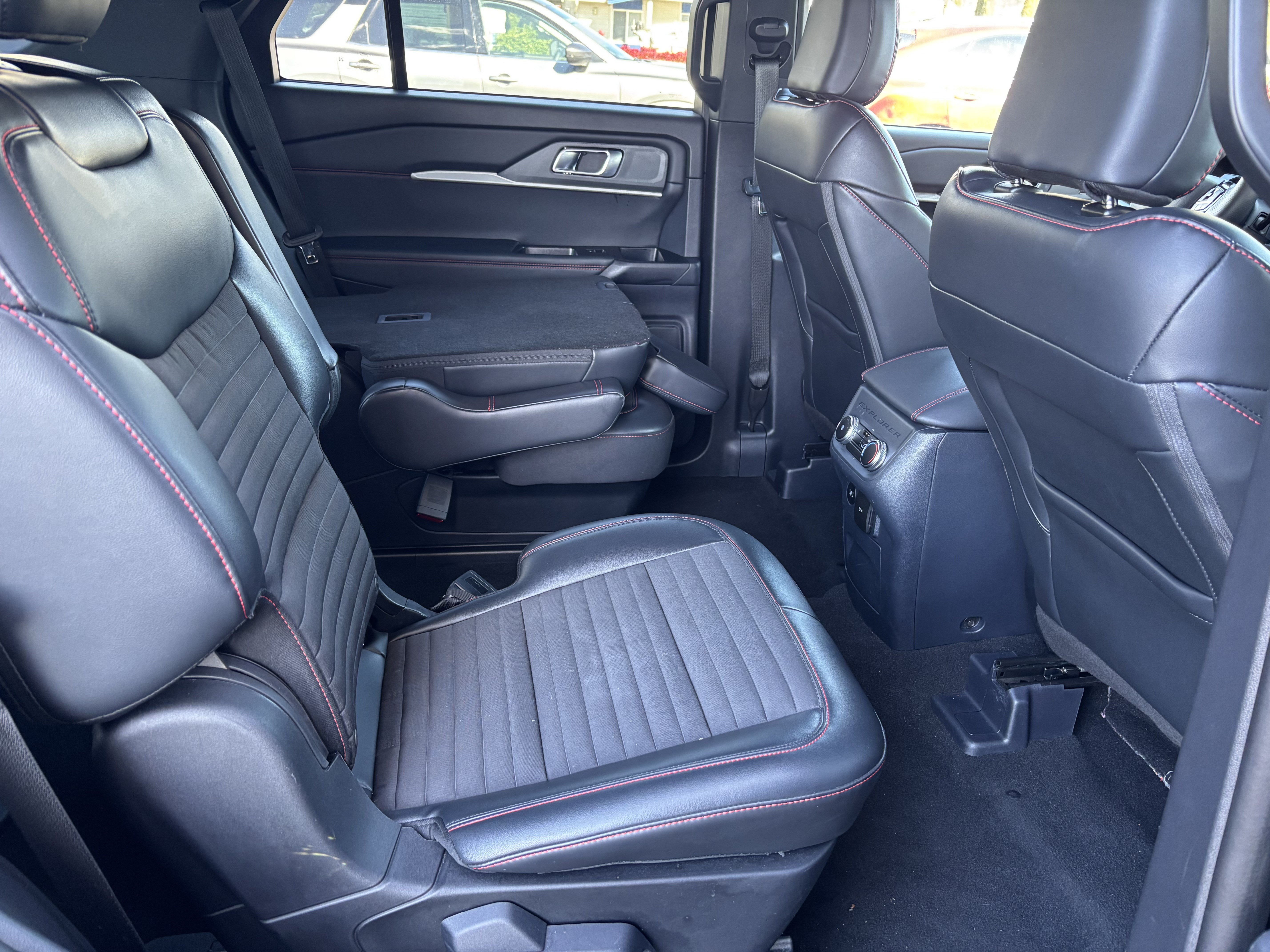Used 2025 Ford Explorer ST-Line AWD/4WD image 27