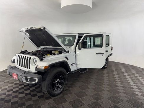 Used 2021 Jeep Gladiator Sport image 16